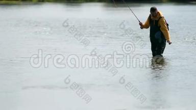 渔夫扔了一个浮子，手牵着一条鱼站在河里